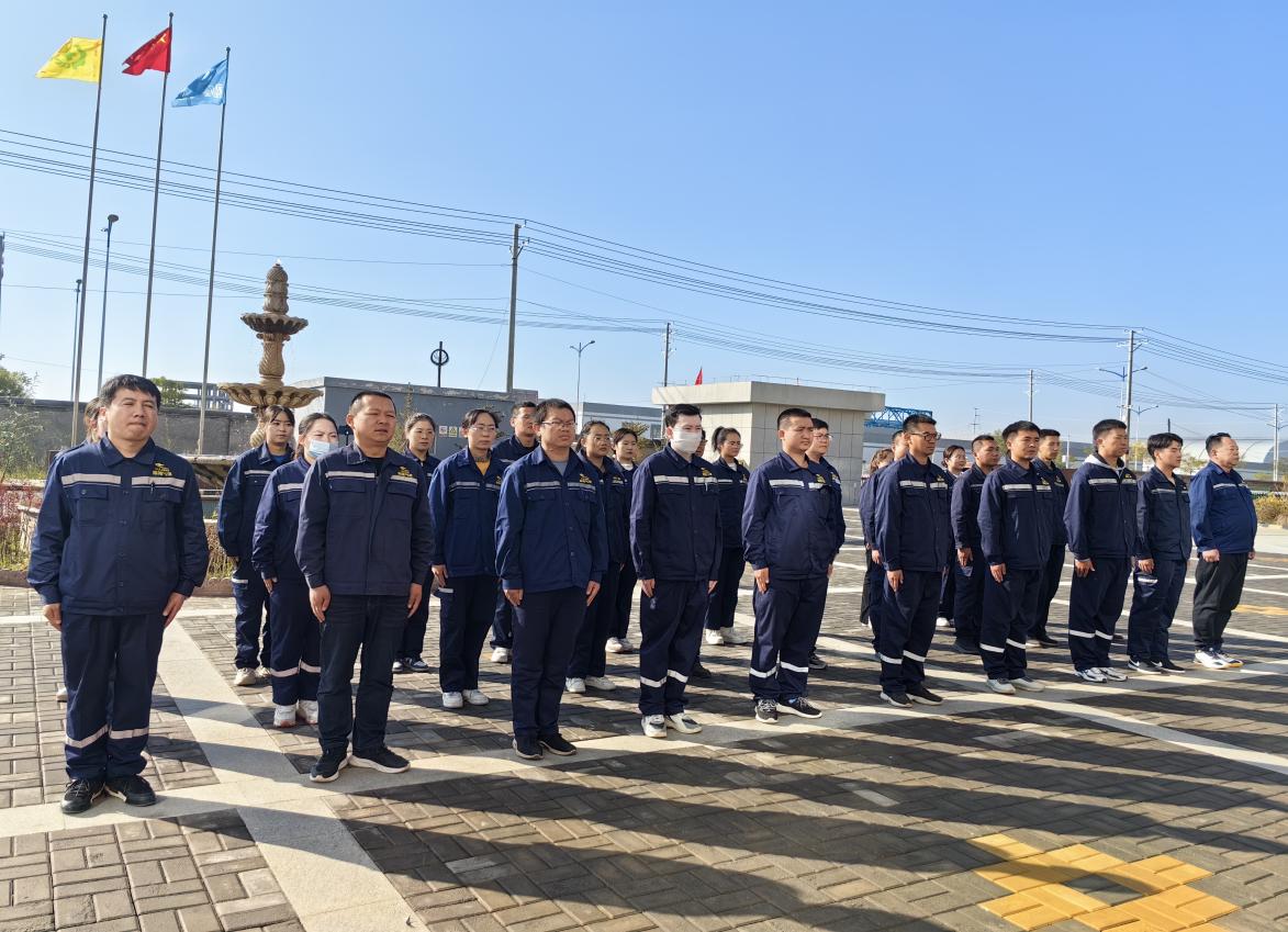 加強軍事訓練 提高自身素質(zhì) 共建先進(jìn)團隊